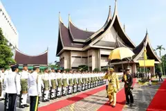 Perebutan takhta, Tuanku Muhriz Tuanku Munawir, Negeri Sembilan 