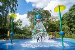 Taman permainan air, Waterplay, di Taman Kanak-Kanak Jacob Ballas di Kebun Bunga Singapura kini seluas 500 meter persegi, lebih tiga kali ganda saiz sebelumnya.