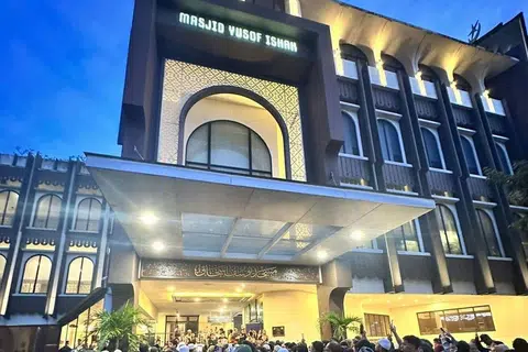 Masjid Yusof Ishak di Woodlands dinamakan sempena Presiden pertama Singapura, Allahyarham Yusof Ishak. Ia antara kemudahan, prasarana dan institusi yang dinamakan sempena pemimpin Singapura yang telah menabur bakti kepada negara dan rakyat. 