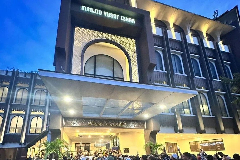 Masjid Yusof Ishak di Woodlands dinamakan sempena Presiden pertama Singapura, Allahyarham Yusof Ishak. Ia antara kemudahan, prasarana dan institusi yang dinamakan sempena pemimpin Singapura yang telah menabur bakti kepada negara dan rakyat. 