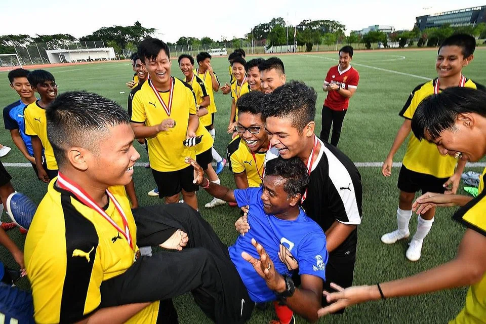 PERLUAS DEFINISI SEKOLAH ELIT: CCA dan pertandingan antara sekolah boleh menyumbang kepada visi "setiap sekolah adalah sekolah yang baik" di Singapura, kata penulis. Definisi sekolah elit menjangkaui pencapaian akademik tetapi boleh diperluas kepada "sekolah band elit" atau "pasukan bola sepak sekolah elit" (atas). Gambar diambil sebelum pandemik Covid-19. - Foto fail