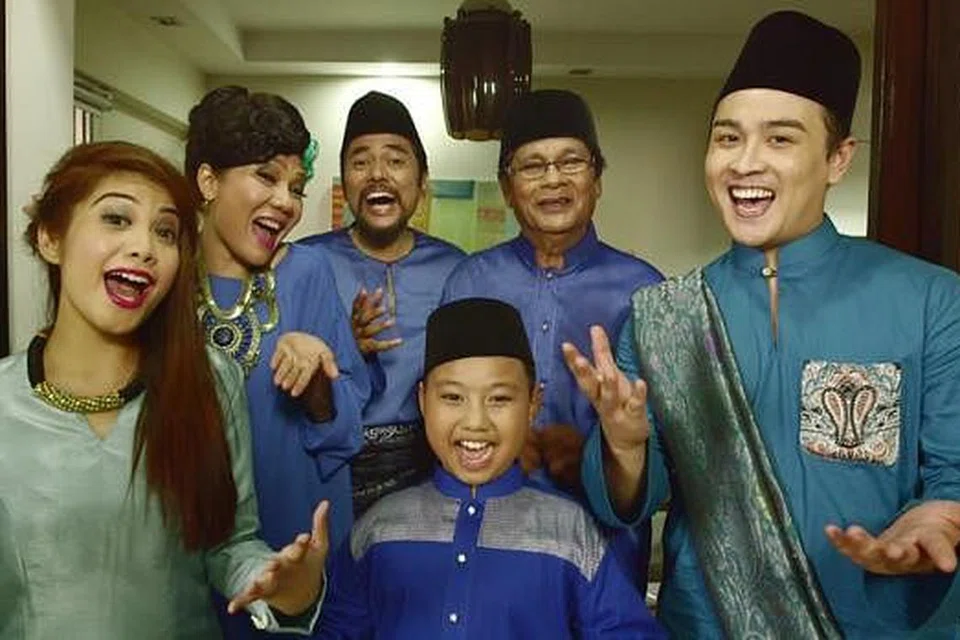 'TELEMOVIE' RAYA: (dari kanan) Pelakon, Herizal Ellroy Osman, bakal berlakon dalam satu 'telemovie' khas Hari Raya, Cobaan Kassim Selamat, bersama R Ismail, Azhar Nor Lesta, Mastura Ahmad, Nurul Nadira Kamarol dan Budiman Hakeem yang akan ditayangkan pada 28 Julai di saluran MediaCorp Suria. - Foto Iihsan MEDIACORP SURIA