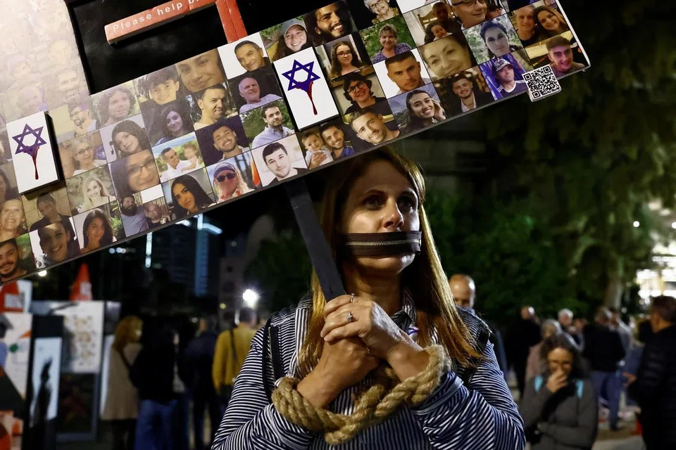 MINTA DIBEBAS: Orang ramai menghadiri perhimpunan menggesa pembebasan tebusan yang diculik dalam serangan 7 Oktober oleh kumpulan militan Hamas di tengah-tengah konflik berterusan antara Israel dengan Hamas di Tel Aviv, Israel, pada 9 Disember 2023.