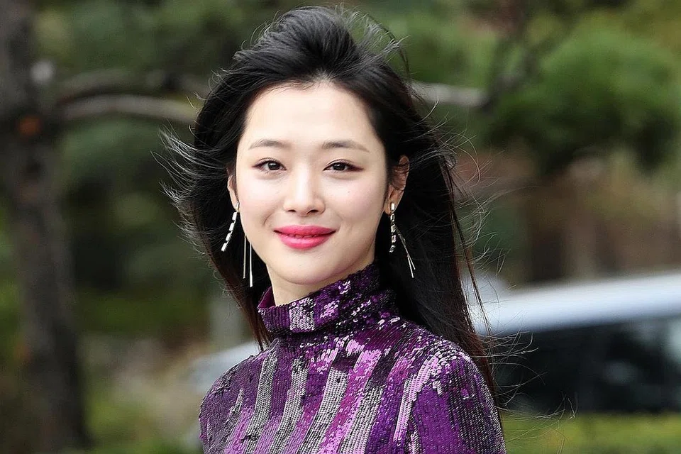 BERITA kematian bintang K-pop terkenal, Sulli (atas), yang sekian lama menjadi sasaran komen melampau, membangkitkan semula perdebatan tentang isu gangguan dalam talian dan mangsa buli. - Foto REUTERS