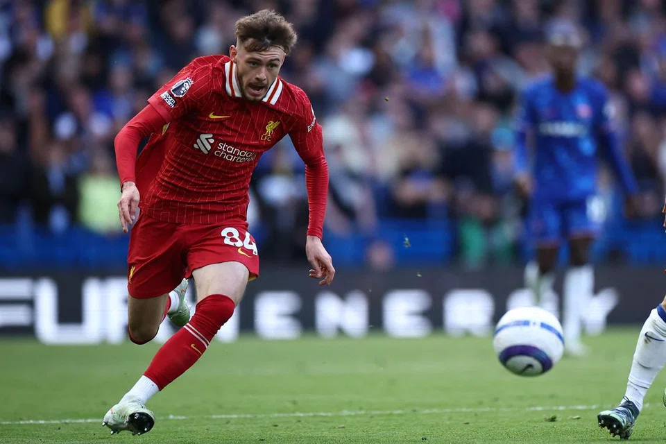 Conor Bradley (Liverpool). Beliau menunjukkan potensi besar sebagai bek kanan yang agresif dan bijak membuat larian tanpa bola, namun kecederaan dan masa permainan yang terhad menimbulkan persoalan sama ada beliau mampu menggantikan Alexander-Arnold sepenuhnya.