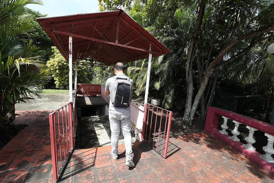TEMPAT BERLINDUNG: Pemandangan pintu masuk bilik perlindungan bom di Admiralty House.