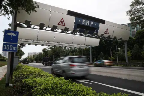 Menteri Pengangkutan, Encik Chee Hong Tat, dalam satu wawancara bersama media pada 3 Disember berkata walaupun sistem Bayaran Elektronik Jalan Raya (ERP) 2.0 mampu menetapkan caj mengikut jarak perjalanan, pihak berkuasa masih berada dalam peringkat awal melihat model mengenakan caj bagi jarak yang berbeza.