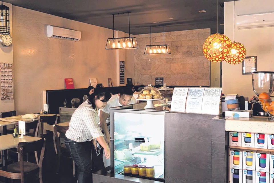 KAFE MODEN: Ximply Chriz di Kiulap ini kelihatan seperti kafe 'hipster' yang sering belia kunjungi. - Foto NURUL AIN RAZALI