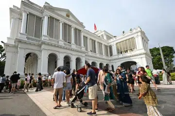 Para pengunjung boleh menyaksikan persembahan muzik dan tarian budaya dari 10 pagi hingga 4.30 petang semasa rumah terbuka Istana pada 13 April.