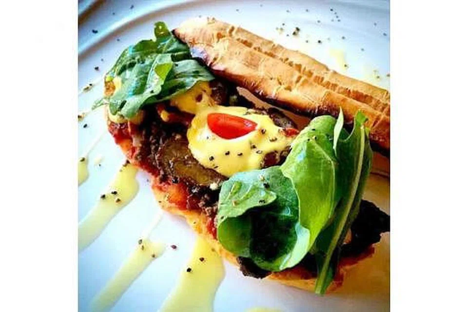 OLAHAN KREATIF DAGING SALAI: Dato' Fazley mencipta Eclair Daging Salai yang dihidangkan bersama madu dan mustard dan diberi sentuhan kreatif.