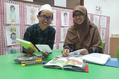 KERJAYA KURANG DICEBURI LELAKI: Encik Firdaus kini bertugas sebagai guru tadika di Masjid Mujahidin. Di sebelahnya, Pengurus pendidikan masjid itu, Cik Srimaslinda Sharif. - Foto NUR DHUHA ESOOF