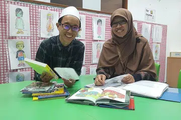 KERJAYA KURANG DICEBURI LELAKI: Encik Firdaus kini bertugas sebagai guru tadika di Masjid Mujahidin. Di sebelahnya, Pengurus pendidikan masjid itu, Cik Srimaslinda Sharif. - Foto NUR DHUHA ESOOF