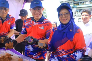 Pengerusi Jawatankuasa Kesihatan dan Alam Sekitar Johor, Encik Ling Tian Soon (kedua dari kiri), bersama Datuk Bandar Majlis Bandaraya Pasir Gudang (MBPG), Datin Paduka Hazlina Jalil (kanan), membuat bebola mikrob pada Majlis Perasmian Sambutan Hari Alam Sekitar Negara 2025 Peringkat Johor.