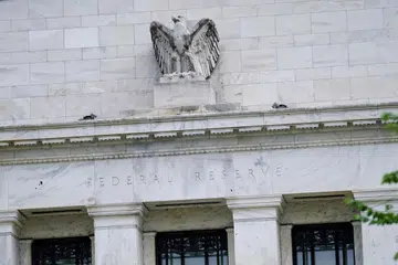 Pegawai bank pusat Amerika Syarikat  membiarkan kadar faedah tidak berubah pada Julai, tetapi membuka pintu kepada pemotongan pada sesi dari 17 hingga 18 September.