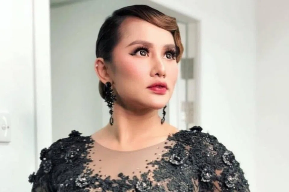 HANYA JALANKAN AMANAH: Elly Mazlein berpesan kepada rakan seni lain agar tidak perlu tergugat dengan kehadirannya sebab beliau tiada niat menenggelamkan sesiapa.