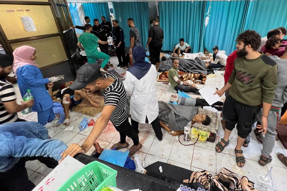 OPERASI HAMPIR LUMPUH: Penduduk Palestin yang cedera dalam serangan Israel berbaring di atas lantai sementara menunggu rawatan diberikan oleh karyawan medik di Hospital Indonesia di Gaza. 