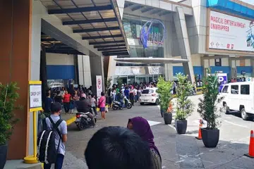 Orang ramai di luar pusat beli-belah V-Mall setelah penembak tahan 30 orang sebagai tebusan. FOTO: FACEBOOK/ JEC CARLOS