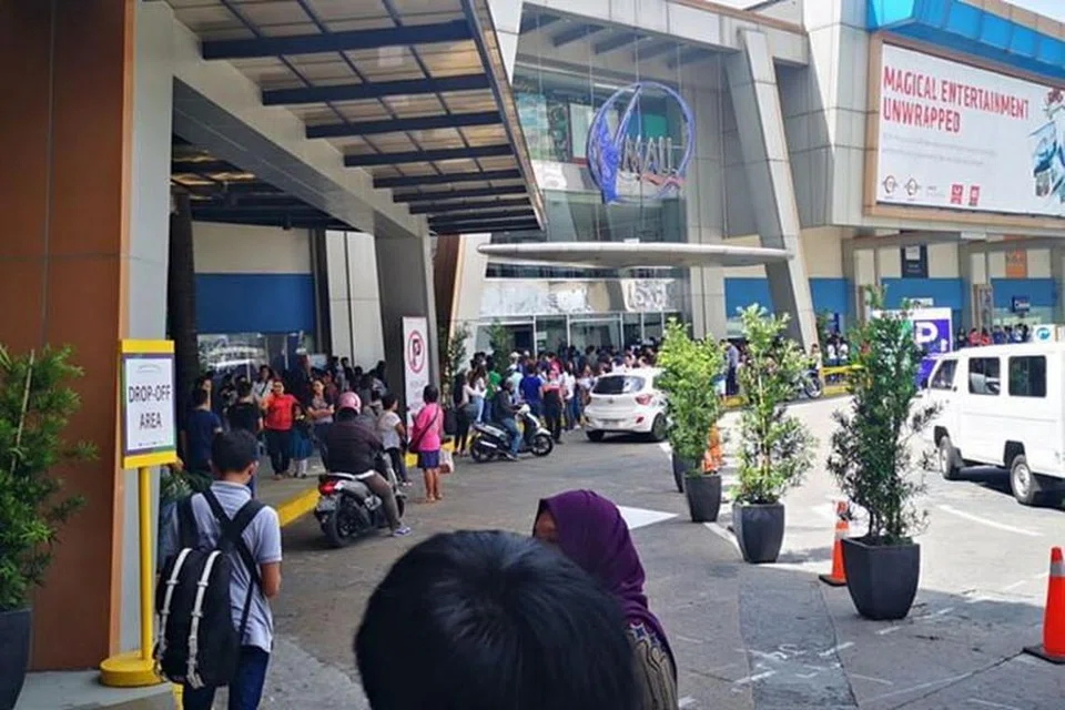 Orang ramai di luar pusat beli-belah V-Mall setelah penembak tahan 30 orang sebagai tebusan. FOTO: FACEBOOK/ JEC CARLOS