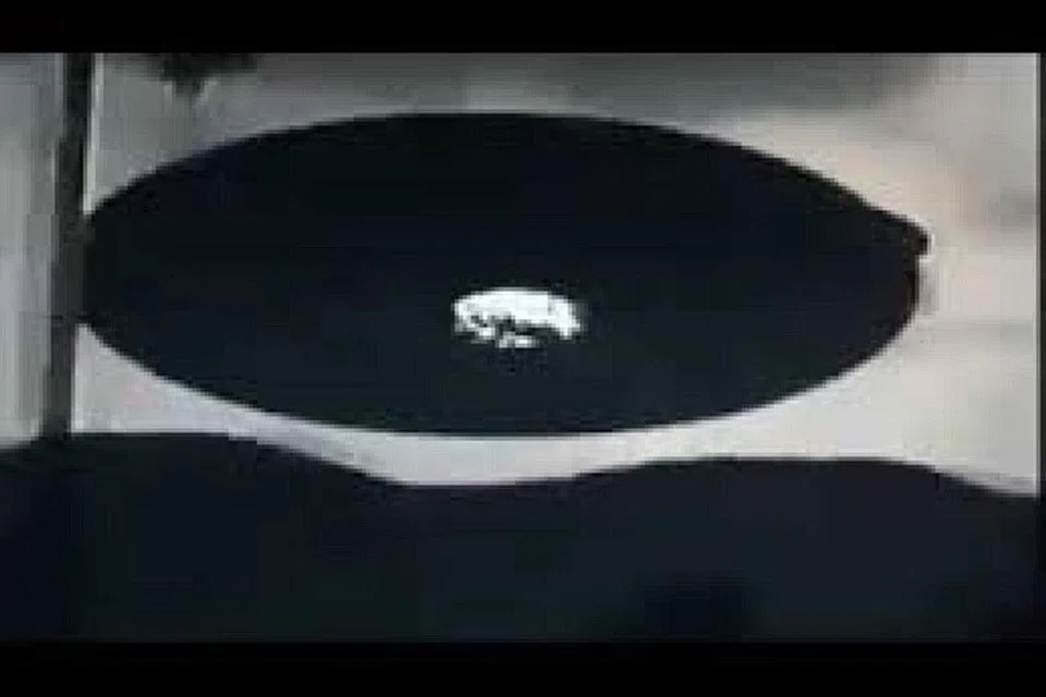 BERITA PALSU: UFO DI KELANTAN: Gambar atas yang menunjukkan sebuah 'UFO' atau piring terbang yang dikatakan dilihat di Kelantan pada 3 September lalu dan menyebabkan keadaan panik buat seketika. Ia kemudian disahkan sebagai palsu. 