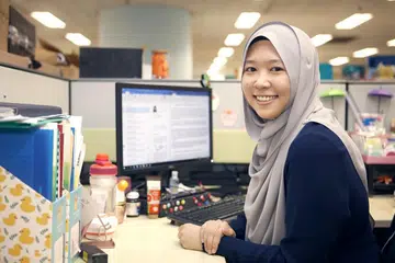 GEMAR KERJA MENCABAR: Cik Irna Jumahat mendapati tugasnya mencabar tetapi beliau berpuas hati dengan kerjayanya dan berharap akan terus pertingkat pencapaiannya. - Foto BM oleh ZHANG XUAN