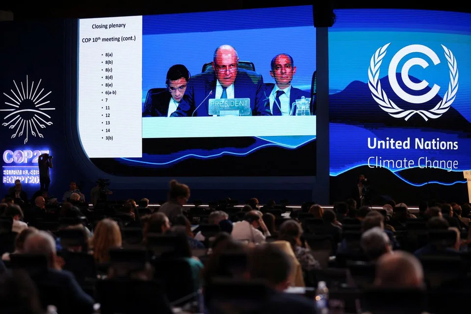 GULUNG COP27: Skrin menunjukkan Menteri Luar Mesir, Encik Sameh Shoukry, yang juga Presiden COP menyampaikan kenyataan dalam majlis penutup sesi pleno semasa sidang puncak COP27 yang diadakan di resort Sharm el-Sheikh, Mesir. - Foto REUTERS 