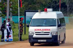 Sebuah ambulans membawa mangsa nahas helikopter di Maduru Oya, timur ibu negara Colombo, pada 9 Mei 2025. Sebuah helikopter Tentera Udara Sri Lanka telah terhempas pada hari yang sama, mengorbankan enam daripada 12 orang yang berada di dalam pesawat, menurut kenyataan pihak tentera. Pegawai tentera memaklumkan kepada AFP bahawa insiden berlaku ketika kru sedang menjalani penerbangan demonstrasi dan bersiap sedia untuk latihan terjun tali sebelum helikopter Bell 212 itu terjunam ke dalam tasik.