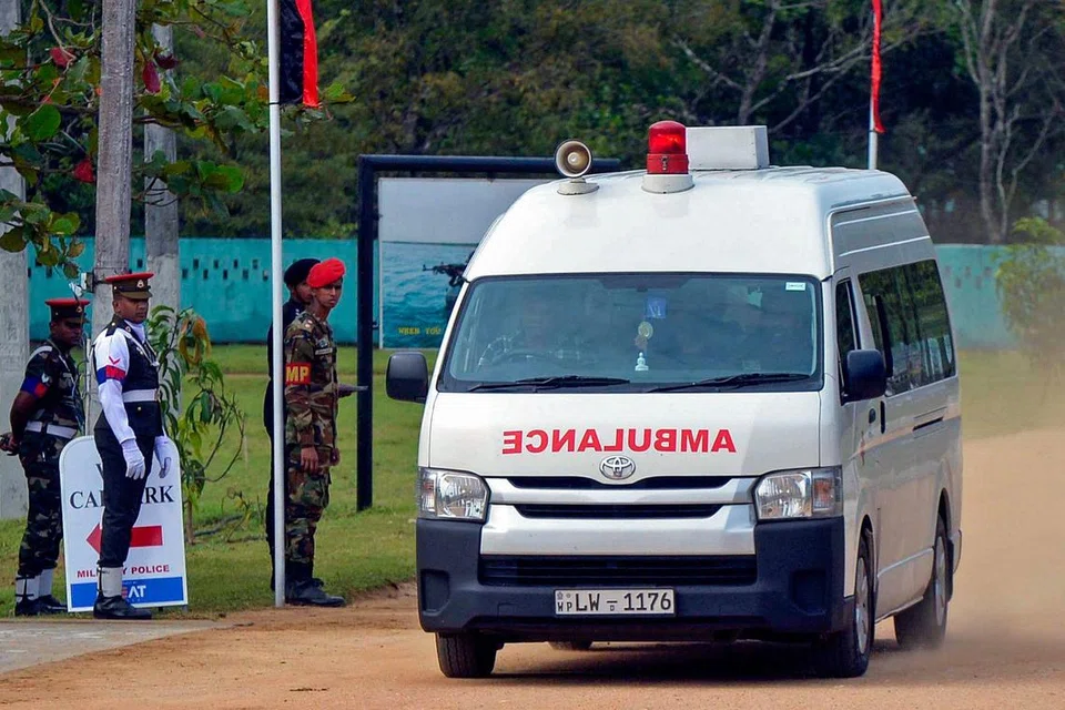 Sebuah ambulans membawa mangsa nahas helikopter di Maduru Oya, timur ibu negara Colombo, pada 9 Mei 2025. Sebuah helikopter Tentera Udara Sri Lanka telah terhempas pada hari yang sama, mengorbankan enam daripada 12 orang yang berada di dalam pesawat, menurut kenyataan pihak tentera. Pegawai tentera memaklumkan kepada AFP bahawa insiden berlaku ketika kru sedang menjalani penerbangan demonstrasi dan bersiap sedia untuk latihan terjun tali sebelum helikopter Bell 212 itu terjunam ke dalam tasik.