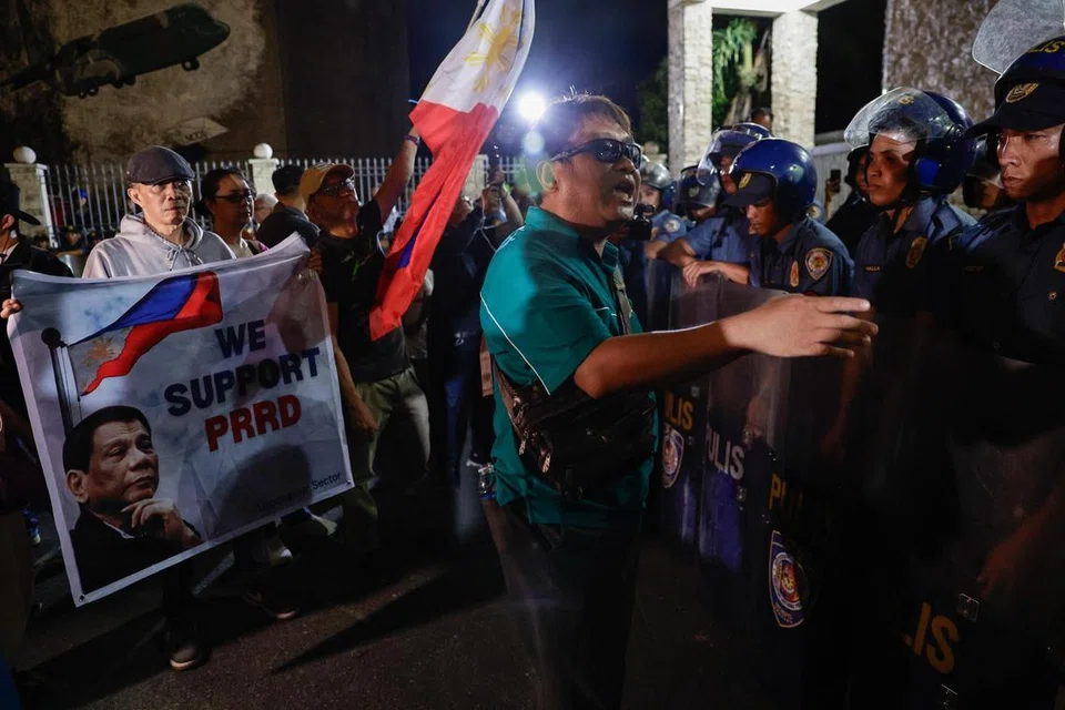 Penyokong mantan Presiden Filipina, Encik Rodrigo Duterte, bersemuka dengan anggota polis di luar Kem Tentera Udara Pangkalan Udara Villamor, tempat Encik Duterte ditahan sejurus sahaja beliau tiba di Pasay City, Metro Manila, Filipina, pada 11 Mac 2025. Penahanan Encik Duterte dilakukan susulan waran tangkap yang dikeluarkan oleh Mahkamah Jenayah Antarabangsa (ICC) yang sedang menyiasat kempen perang dadah beliau yang didakwa mengakibatkan ribuan kes pembunuhan di luar proses undang-undang semasa tempoh pentadbirannya sebagai presiden Filipina.