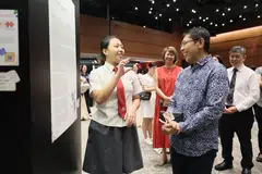 Menteri di Pejabat Perdana Menteri merangkap Menteri Kedua (Pendidikan merangkap Ehwal Luar), Dr Mohamad Maliki Osman (dua dari kanan), mengunjungi pameran karya di acara, ‘The Live On Festival’ (LOF). 