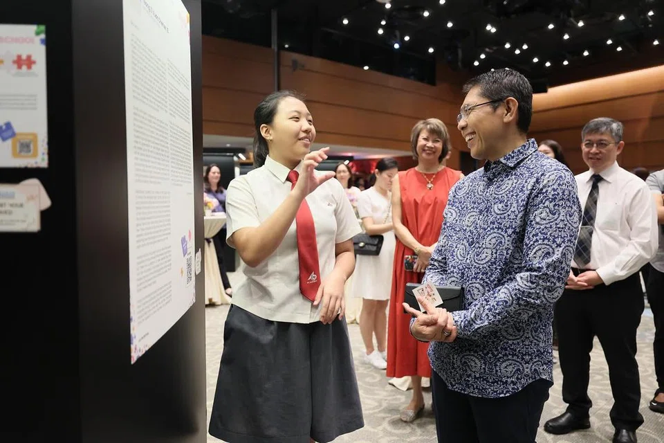 Menteri di Pejabat Perdana Menteri merangkap Menteri Kedua (Pendidikan merangkap Ehwal Luar), Dr Mohamad Maliki Osman (dua dari kanan), mengunjungi pameran karya di acara, ‘The Live On Festival’ (LOF). 