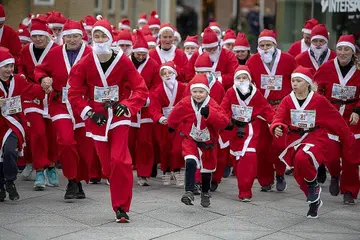 JELANG HARI NATAL: Ramai orang berpakaian seperti Santa Claus bagi menyertai acara larian tahunan sempena Krismas di Middelfart, Denmark, pada 11 Disember lalu. Larian di tengah bandar itu menjangkau jarak 2.5 kilometer. - Foto EPA-EFE