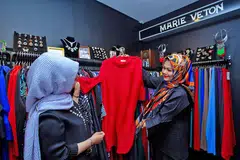 BERI LAYANAN: Cik Syeefa (kanan) berkata tanpa layanan peribadi, beliau tidak akan dapat menarik pelanggan tetap. - Foto BM oleh ZALEHA ABDUL KADER