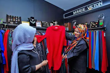 BERI LAYANAN: Cik Syeefa (kanan) berkata tanpa layanan peribadi, beliau tidak akan dapat menarik pelanggan tetap. - Foto BM oleh ZALEHA ABDUL KADER
