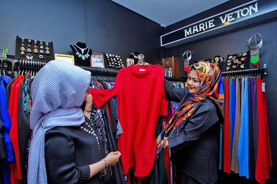 BERI LAYANAN: Cik Syeefa (kanan) berkata tanpa layanan peribadi, beliau tidak akan dapat menarik pelanggan tetap. - Foto BM oleh ZALEHA ABDUL KADER