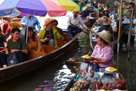 BANDAR PALING DIKUNJUNGI: Bangkok menduduki tempat pertama pada 2018 untuk empat tahun berturut-turut sebagai bandar yang paling dikunjungi pelancong. -Foto AFP. 