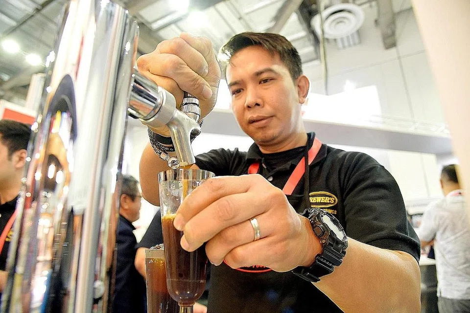 TIDAK SEKADAR BANCUH: Peralatan canggih kini digunakan untuk menghasilkan minuman kopi berbeza termasuk yang dicampur gas nitrogen, seperti kopi yang disediakan ini. 