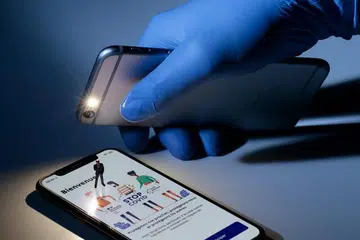 PERMINTAAN TELEFON PINTAR SEDUNIA MEROSOT: Foto fail ini dirakam pada 28 Mei lalu, memaparkan tangkapan layar aplikasi StopCovid yang dibangunkan pemerintah Perancis dalam usaha untuk membendung penularan Covid-19 di Paris.