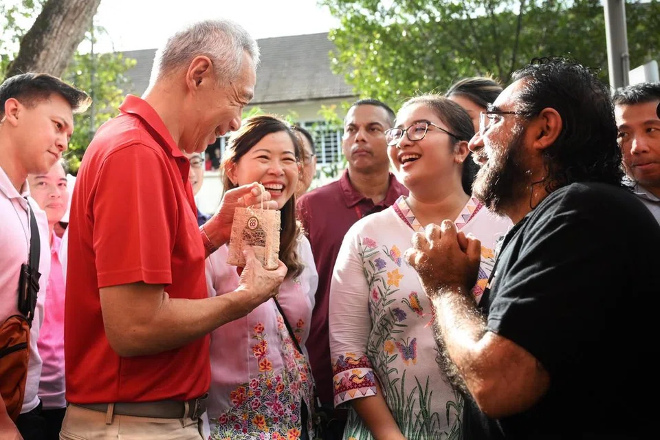 (Dari kiri) Anggota Parlimen (AP) GRC Ang Mo Kio, Menteri Kanan, Encik Lee Hsien Loong; Cik Ng Ling Ling; dan Cik Nadia Samdin di Karnival Penduduk Seletar Hills yang diadakan di Taman Jalan Selaseh pada 23 Mac.
