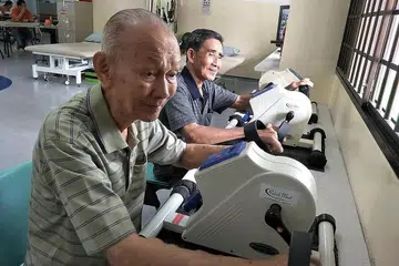 PUSAT RAWATAN SEPERTI RUMAH KEDUA: Encik Tan See Hai (kiri) dan Encik Low Phua Kiat selesa mendapatkan rawatan di MHCC di Eunos. - Foto SUHAIMI MOHSEN