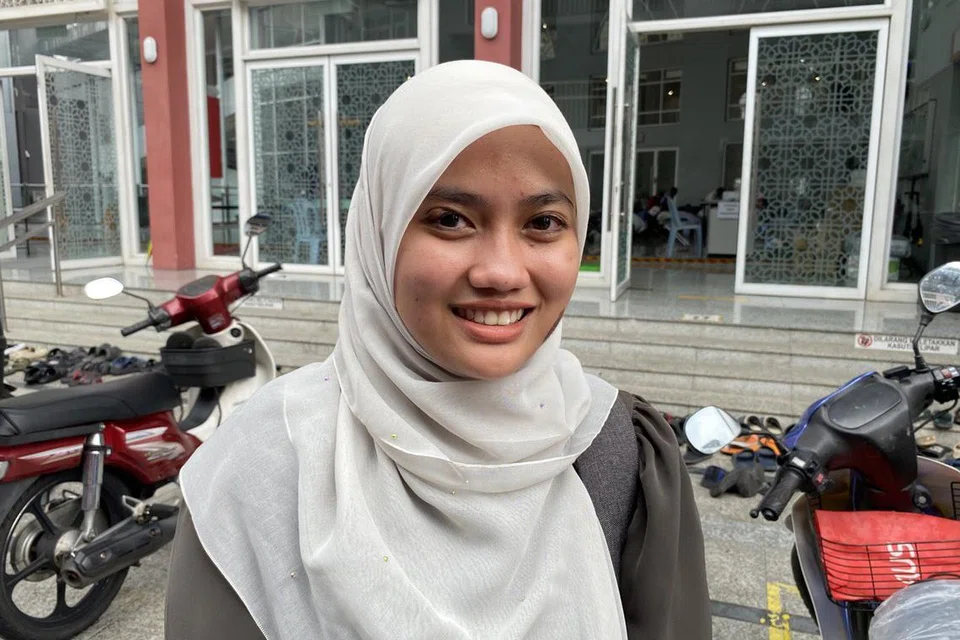 Penuntut Universiti Utara Malaysia, Cik Hafizah Ahmad Zaini, 23 tahun, mula beratur sejak 3.30 petang untuk mendapatkan bubur lambuk tradisi Masjid Jamek Kampung Baru, Kuala Lumpur. 