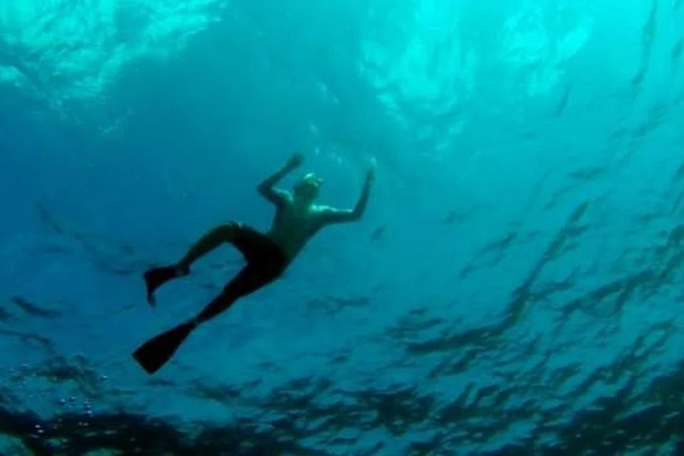 MALDIVES HEBAT: Salah seorang anak Cik Rehana, Encik Khairul, memanfaatkan sepenuhnya kejernihan air dan keindahan kehidupan laut dengan kegiatan bersnorkel. - Foto-foto REHANA M.SALLEH