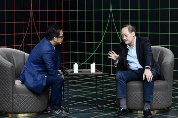 TERUSKAN TRANSFORMASI: Dr Tan (kanan) bersama Ketua Pegawai Eksekutif Aux Media Group, Encik Kei Choong, menarik perhatian pentingnya perusahaan meneruskan usaha transformasi mereka untuk kekal berdaya tahan semasa lawatannya ke studio Aux Media Group itu. - Foto BH oleh DESMOND FOO