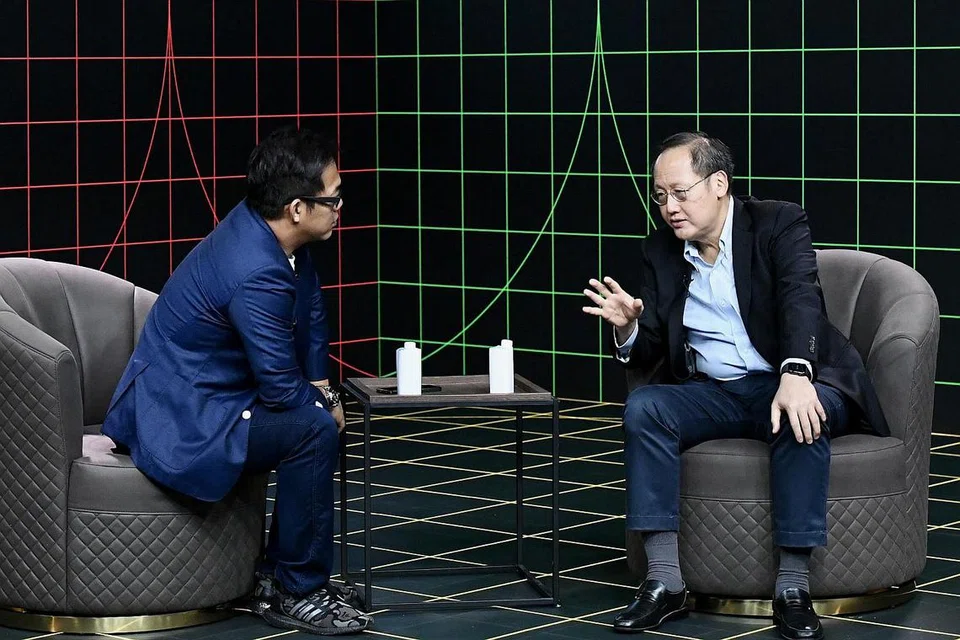 TERUSKAN TRANSFORMASI: Dr Tan (kanan) bersama Ketua Pegawai Eksekutif Aux Media Group, Encik Kei Choong, menarik perhatian pentingnya perusahaan meneruskan usaha transformasi mereka untuk kekal berdaya tahan semasa lawatannya ke studio Aux Media Group itu. - Foto BH oleh DESMOND FOO