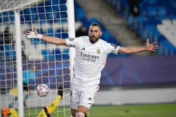 WIRA PASUKAN: Karim Benzema mempamerkan persembahan yang menakjubkan untuk membantu Real Madrid menang 2-0 ke atas Borussia Moenchengladbach, sekali gus menjamin tempat mereka ke pusingan 16 pasukan terakhir Liga Juara-Juara. - Foto AFP