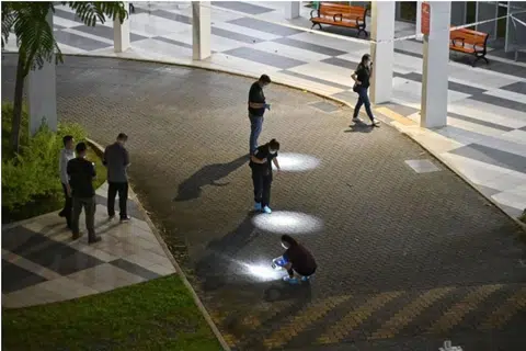 Polis memeriksa tempat kejadian di mana pembunuhan berlaku berhampiran 311B Clementi Avenue 4 pada 21 Oktober.