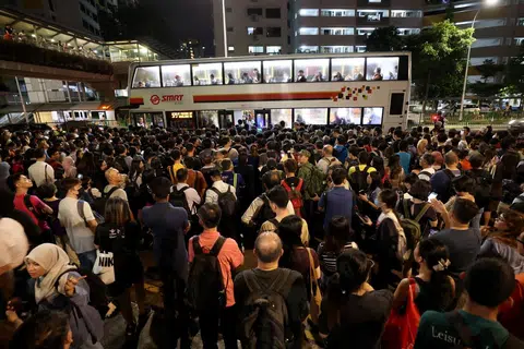 Penumpang dinasihatkan menaiki khidmat bas biasa dan bas penghubung percuma yang disediakan di beberapa stesen MRT dan perhentian bas yang terjejas pada 3 Jun.