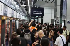 Kakitangan SMRT memberi panduan kepada orang ramai semasa gangguan perkhidmatan di kawasan platform Stesen MRT Outram Park di Laluan Thomson-East Coast pada 17 September.