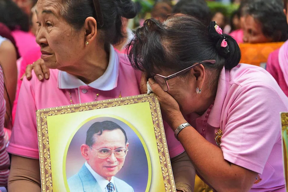 MERATAP: Rakyat Thai yang berada di luar Hospital Siriraj di Bangkok meratap kematian Raja Bhumibol Adulyadej. Antara laporan kesihatan terakhir daripada doktor di hospital tersebut menyatakan Raja Bhumibol mengalami komplikasi pada organ hati. - Foto AFP