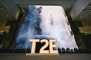 TARIKAN UTAMA: Paparan air terjun digital baru setinggi 14 meter dan selebar 17 meter, ‘The Wonderfall’, di dewan keberangkatan T2 menghiburkan orang ramai dengan pertunjukan muzikal selama empat minit dan ia boleh disaksikan setiap setengah jam.