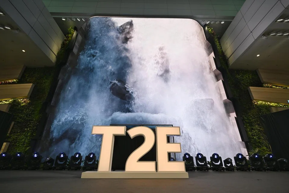 TARIKAN UTAMA: Paparan air terjun digital baru setinggi 14 meter dan selebar 17 meter, ‘The Wonderfall’, di dewan keberangkatan T2 menghiburkan orang ramai dengan pertunjukan muzikal selama empat minit dan ia boleh disaksikan setiap setengah jam.